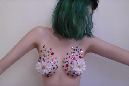 masterroscoe:  littlegirlsgettinglost: bedazzled boobies MR