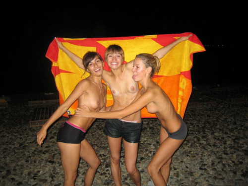 3 copines qui s’exhibent lors de leurs vacances