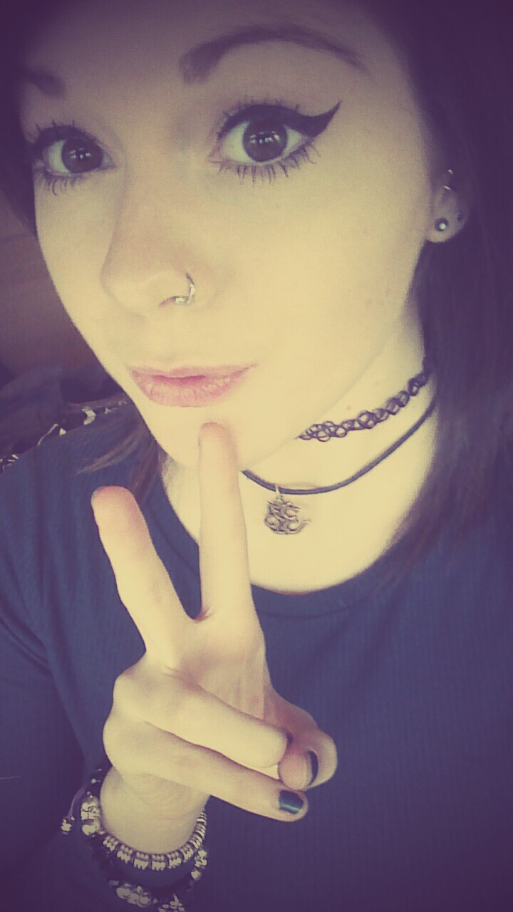 lesbianswholooklikeumlesbians:  Naomi, 18, UK. Bands, boobs and books.