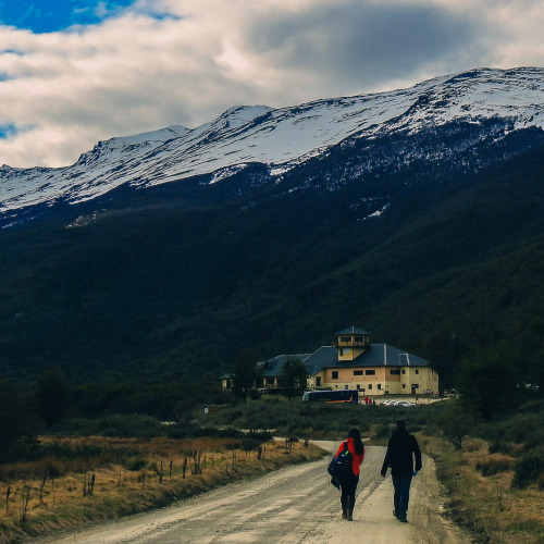 “Walk the path
Taken during a walk in Ushuaia, Tierra de Fuego, Argentina.
Machina:  
Opticae: 
Arx:55 mm 
Velocitas: 1/1600 sec
Foraminis: ƒ / 3.5
Ratio:  2210 x 2210
.
.
.
.
.
.
.
                  posted on Instagram - https://instagr.am/p/CRTwiLIHgz2/ #CoolpixP900#Argentina#Cabin#Dirt#Hotels#mountain#road#Snow#SouthAmerica#Travel#TravelArgentinaSouthA