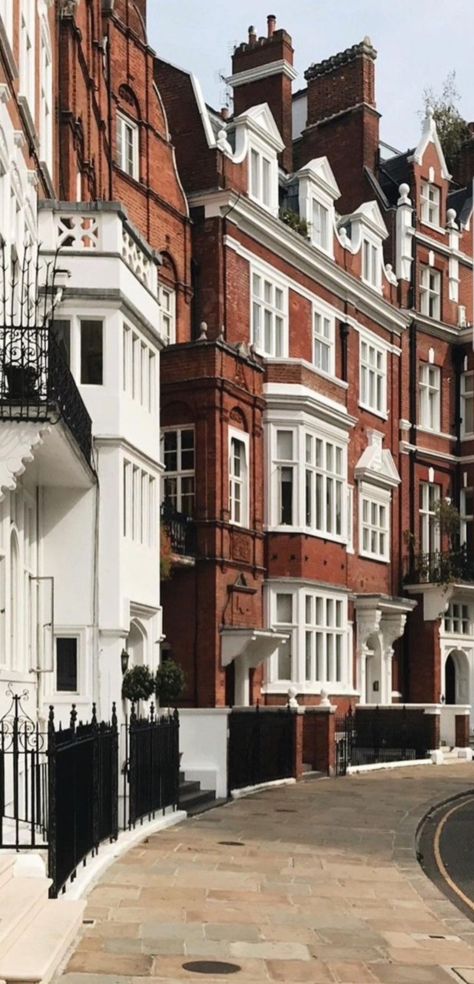The Stark, Spare Lines Of London Drawn In Winter (@thatgirlfleur IG)