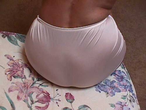 cracklewalk: pantytimes:  widegussett:  Omg  Awesome  I love seeing women wearing full cut nylon bri