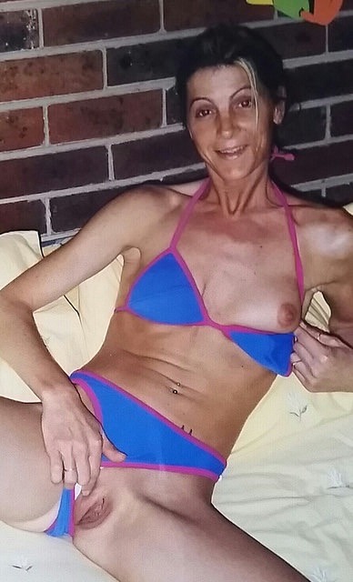 julie-spiteri:  Boob and pussie flash