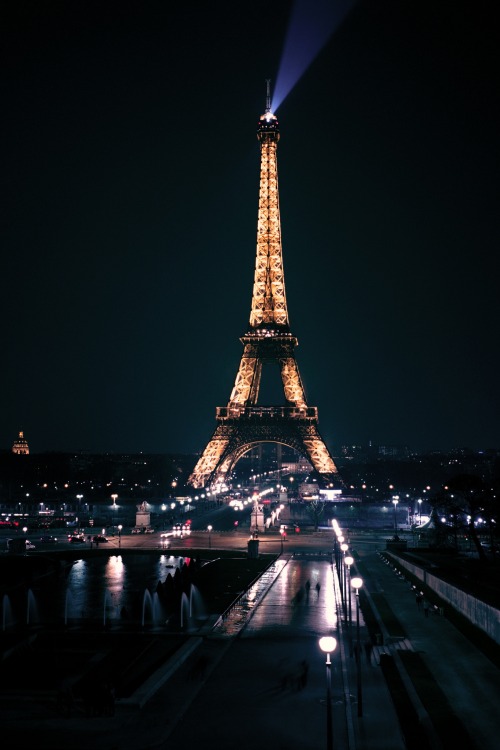 r2–d2:  the Eiffel Tower, Paris by (Christopher Frank Beitz) 