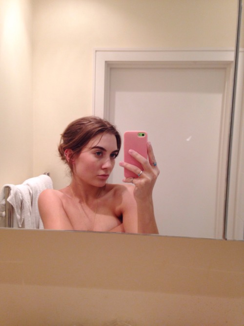 XXX catnip-princess:  Highest bathroom mirror photo