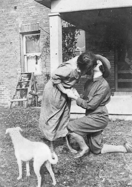 365daysoflesbians:  Front porch proposal, c. 1930s from Ratrustry 