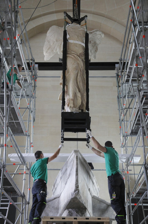 “ Winged Victory of Samothrace goes back into the Louvre
”