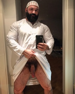 suckpig4marriedcock:  kingminos:  KINGMINOS - 44.000 Followers - ARCHIVE     Would love to taste Arab cock