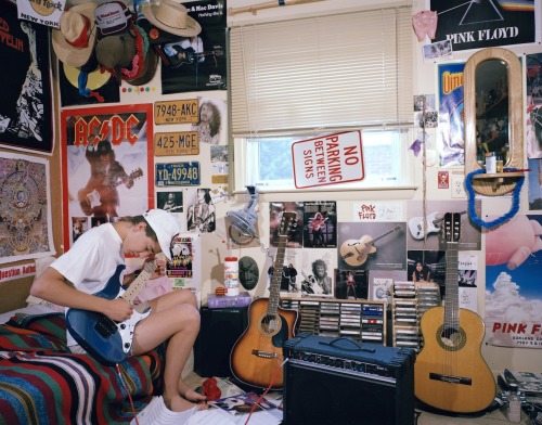 simple-goodnight-ki33:sixpenceee: Iconic photos of 90s teens in their bedrooms by artist A