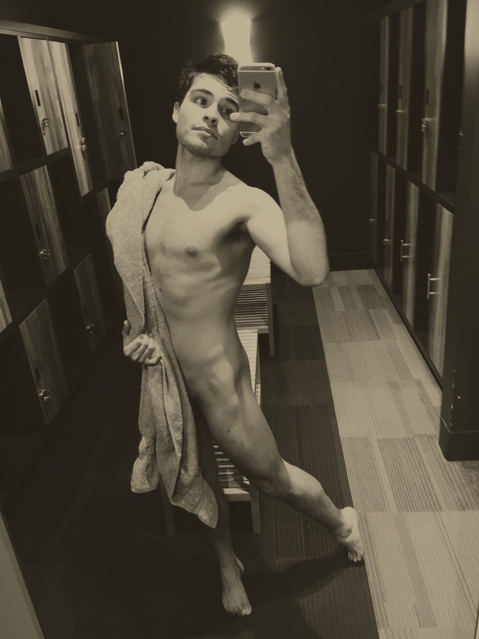 chill-itscool:  Yoga locker room selfie. Do you like my bevel?