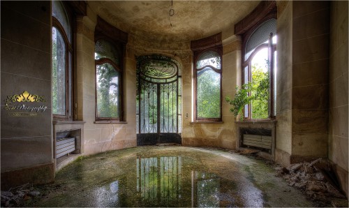 littleblackchat: damageditem: steampunktendencies: Manoir Colimaçon, France.  Soulphotog