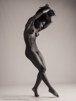 papillondorphoto:500pxpopularnude:  Faith Obae - studio nude by BarrieSpence , via http://ift.tt/1kMUX2q  Beautiful light
