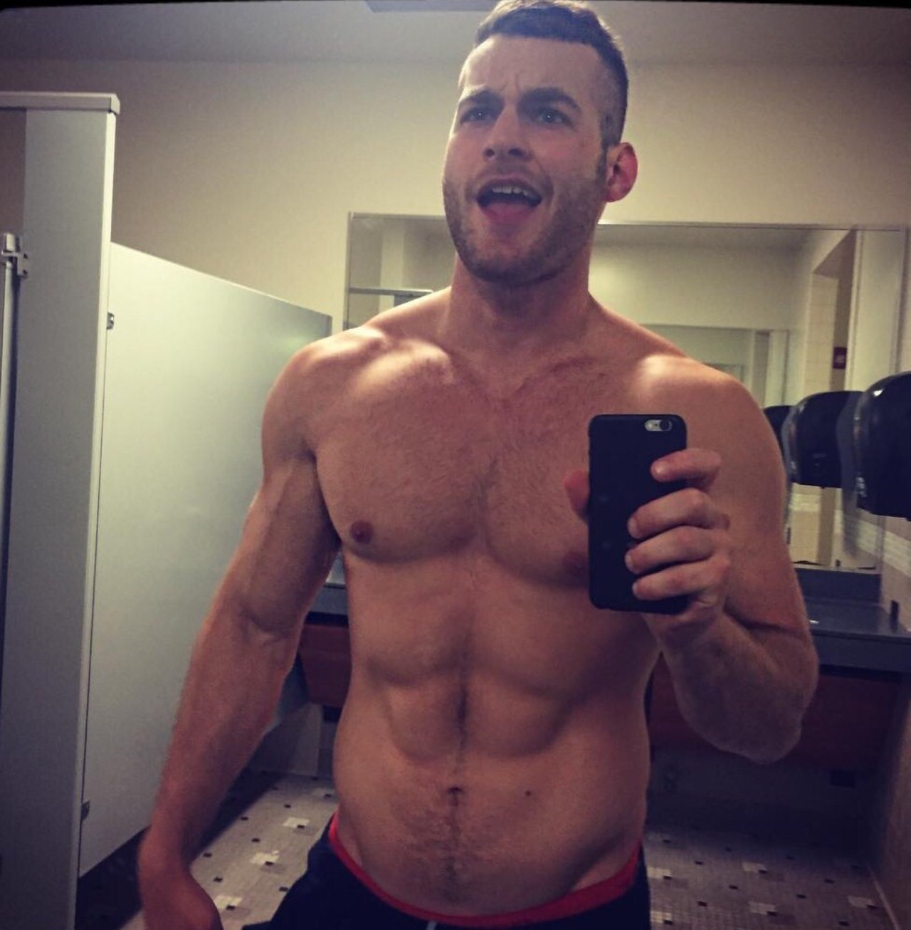 bearmuscleworship:  “Hey, I’m sexy and I know it” 