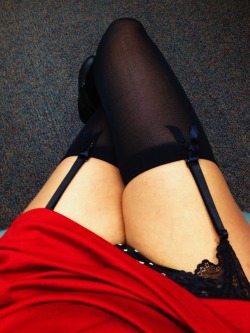 flashytitle:  Peek a boo  I love your garter!!