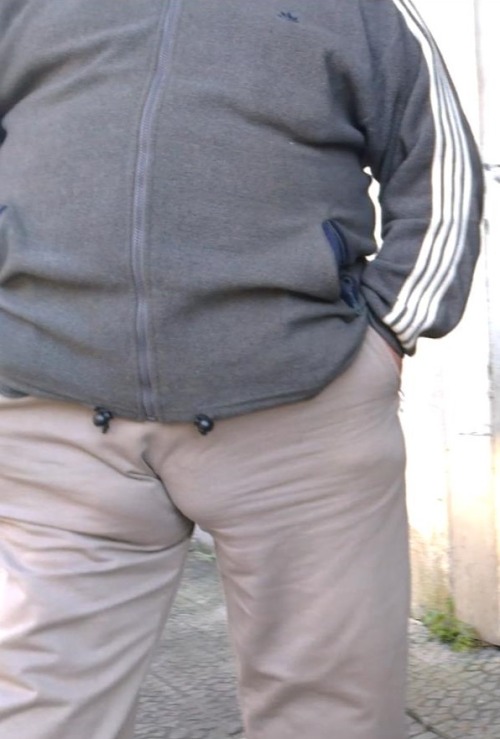 lovefatdaddy: play4today:  mansbestfriend:  Bulges everywhere …  Big BALLS   i need more  Ver