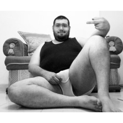 hotcocoabear:  beardmeboy:  Viernes de sentirse sexy. Lol   Between his legs look too delicious!