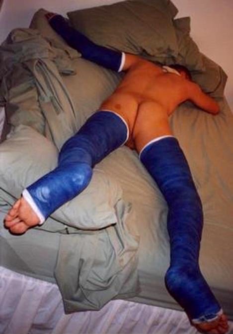 broswithoutclothes:  I can’t get my pants on bro
