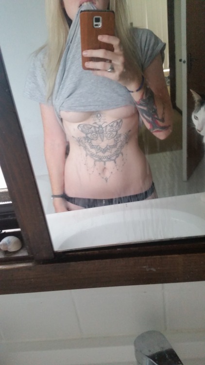 dovaahkiitten: holy shit the mirror is dirty