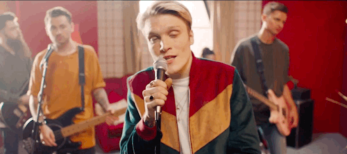 180flipflop: “'Cause the rain is so terribly dullAnd it bores meYeah, misery adores me”Neck Deep - P