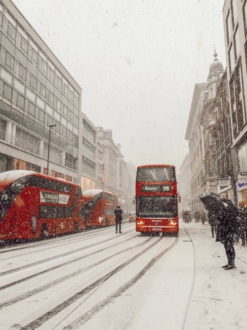 strangerthingsstyle:  a winter wonderland in Oxford Street today ✵