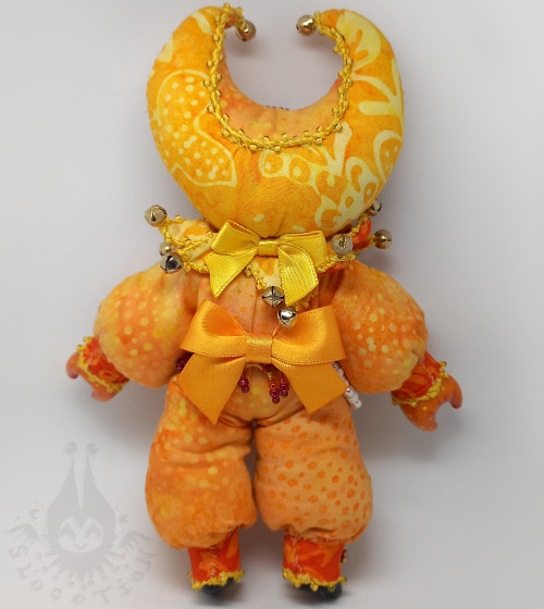 A pearl collecting crab appears! Meet this month’s prize doll, who can be won through a naming conte