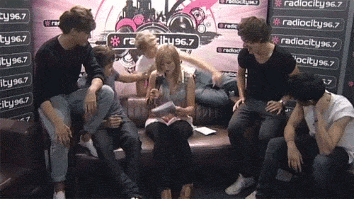 mintnaonedirection:  tardisol:  “The nice one”  Liam being a trouble maker 
