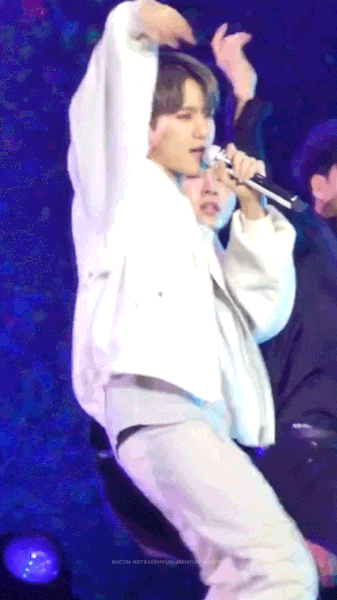 baconnotbaekhyun:Byun Baekhyun ft his LETHAL bodyrolls 😵+ please someone make