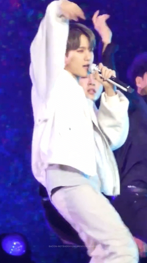 baconnotbaekhyun:Byun Baekhyun ft his LETHAL bodyrolls 😵+ please someone make