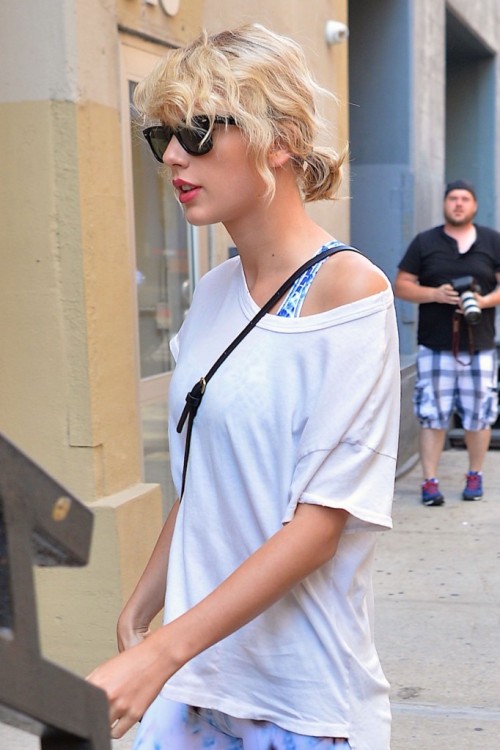 celebtights:  Taylor Swift camel toe