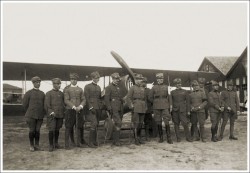 La 91ª Squadriglia Aeroplani da Caccia. Da sinistra:sergente Mario D'Urso, sergente Gaetano Aliperta, tenente Gastone Novelli, tenente Cesare Magistrini, capitano Bartolomeo Costantini, capitano Fulco Ruffo di Calabria, colonnello Pier Ruggero Piccio,