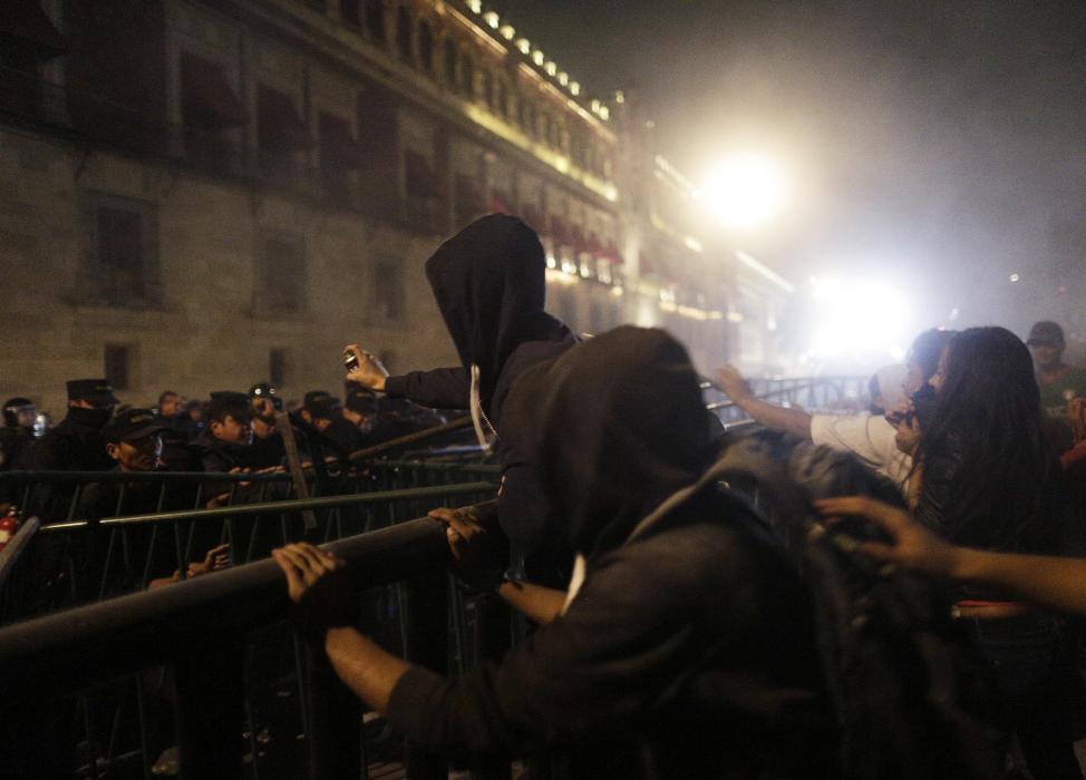 thinksquad:   Mexico City march ends in violence A largely peaceful march by tens