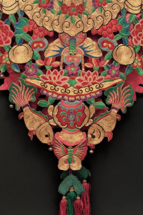 Lady&rsquo;s Festival CollarChinaSilk embroidery, Peking glassQing Dynasty (late 19th/early 20th cen