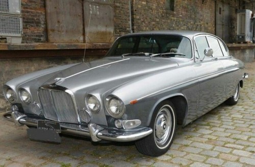 doublesixdaimler: doyoulikevintage:Vintage carThe Jaguar MK10/ 420G . At the time this was the wides