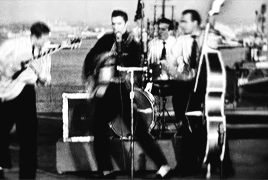 simplyelvis:  The Great Performances: Center StageHeartbreak Hotel