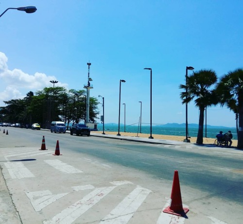 It Used To Be A Busy Street But Now It Is Empty. Anyway... It Is Very Relxing And Peaceful. #beachlife