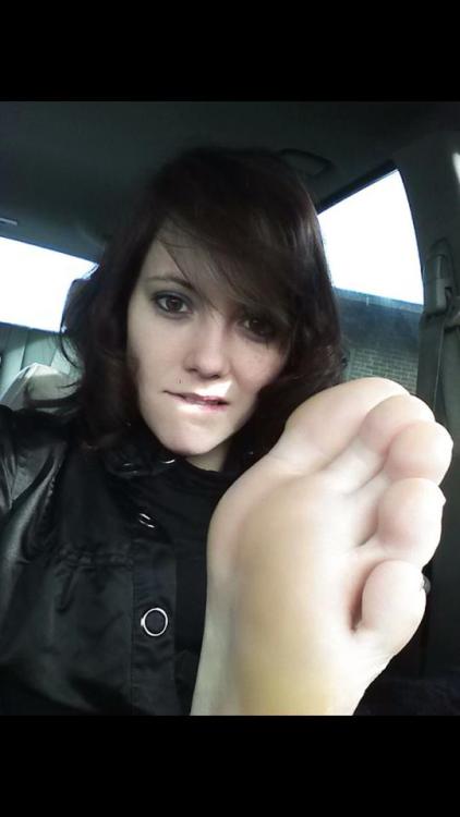 karathefootgoddess: photoshoot selfie style in my car I’m so bored!! like and share for more feets!&