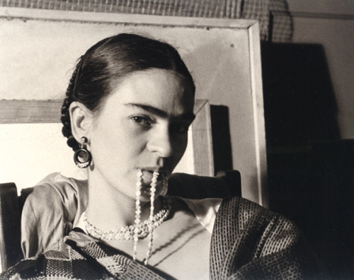 inneroptics:LUCIENNE BLOCH-Frida Kahlo Biting Her Necklace, New York City, 1933