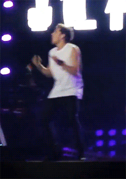 adoringnarry: Niall’s lil legs dance x