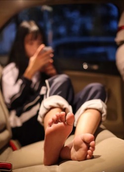 3130252693: sexy feet in back seat
