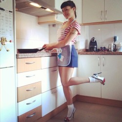 pinup-rachelmoon:  Hora de hacer la comida.¿que os apetece comer? 