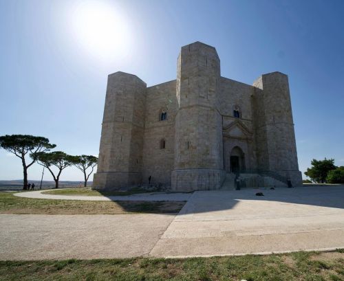 fabforgottennobility:FEDERICO #casteldelmonte #federicoii #architecture #travelphotography #instatra