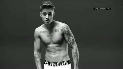 dominicanblackboy:  A hot celeb moment wit Justin Bieber new naked look!😍