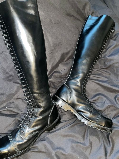 indiebohemianpunkmetalsex:Colossal butes! Too tall even for me.