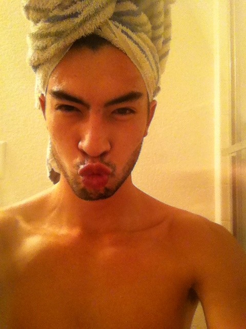 swannking:  Bathtime and kisses to my new followers 