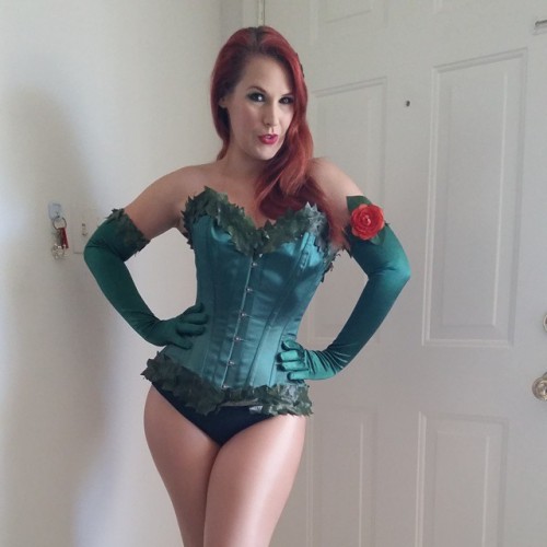 chrissydaniels:  Cosplay Fun: Poison Ivy, heading out to Emerald City