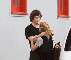 robsdowneyjr-deactivated2015071:  Evan Peters being the cutest boyfriend anybody