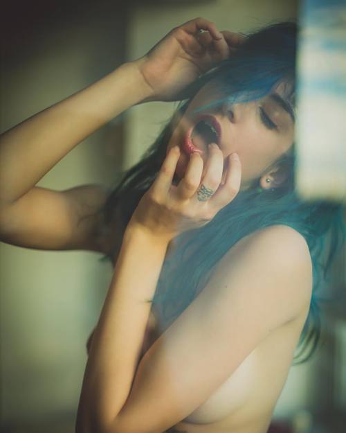 Blue mornings… #model #suicidegirls #nude #mornings #bluehair #instamood #instagood (at Chels