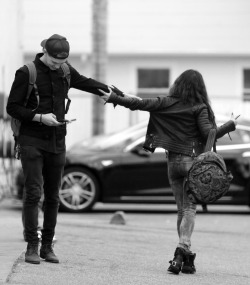 senyahearts:  Austin Butler &amp; Vanessa Hudgens - Out in Venice, CA (18/12/2013) 