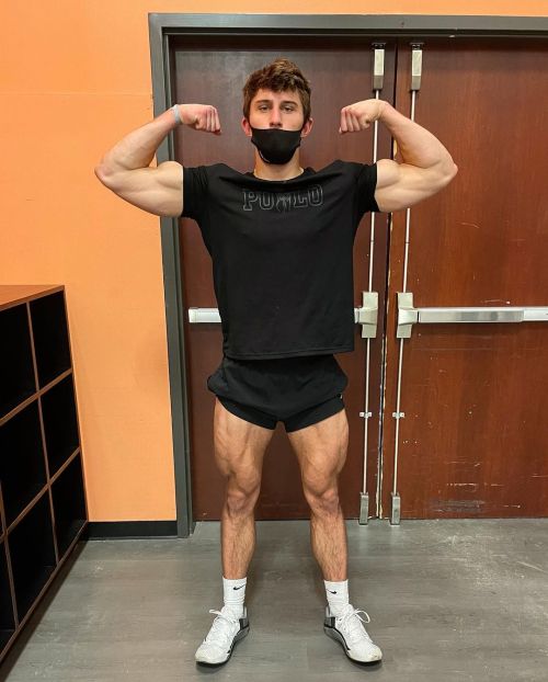 realcoach: Hot and lean. Striated quads forever convincing himself that the gains are not enough.