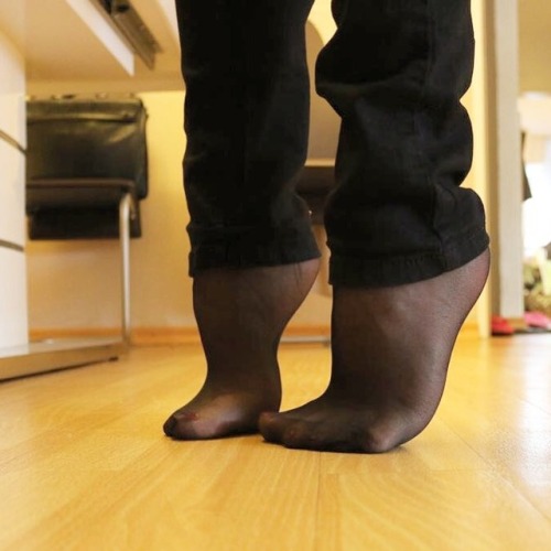 joelinats:#strumpfhose #footslave #footfetishbabe #footfetishgroup #footarch #nylons #nylon #nylonfe